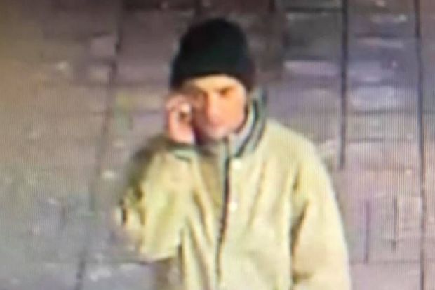 СРАМОТА: Снимљен како краде кућицу за напуштене псе